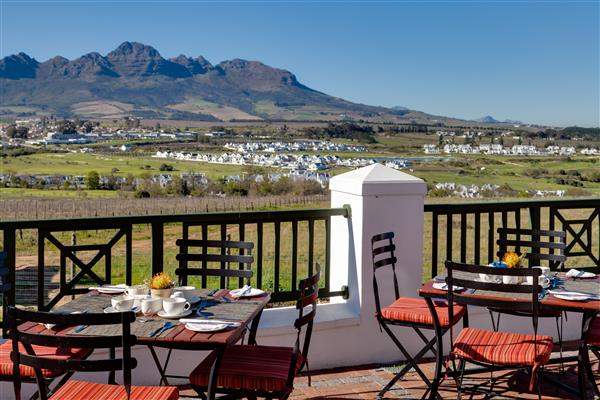 AFR-SouthAfrica-Stellenbosch-ProteaHotelStellenbosch-100990-BreakfastDining-3-ProteaHotelStellenbosch(4)